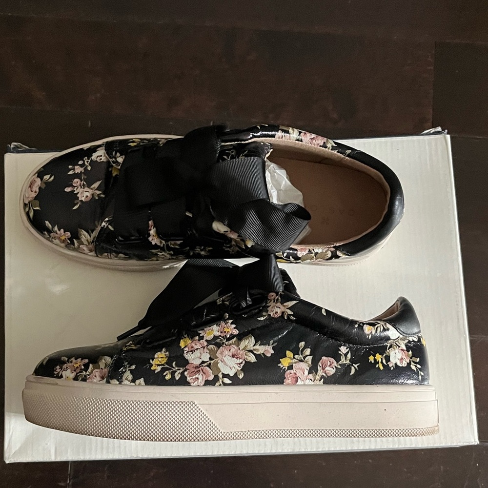 Caslon Carter Floral Printed Leather Ribbon Lace Sneakers fit like sz7.5